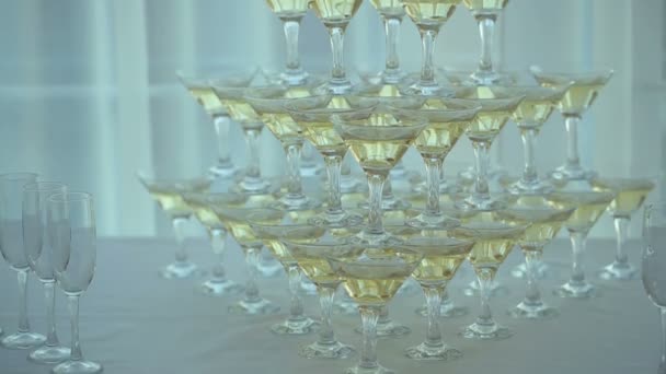 Пирамида бокалов шампанского — стоковое видео