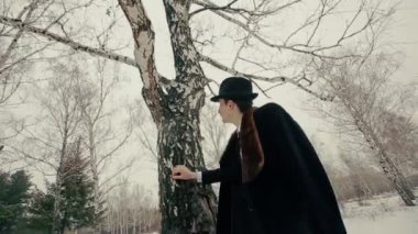 Şık retro adam Tree bakar