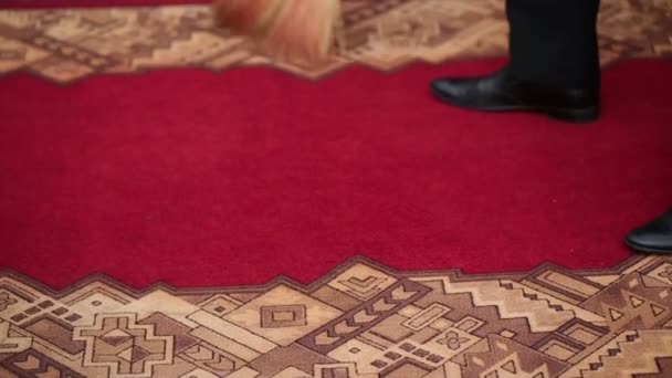 男子扫红地毯 — 图库视频影像