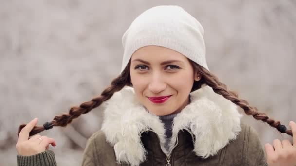 Retrato de mujer coqueteando en invierno — Vídeo de stock