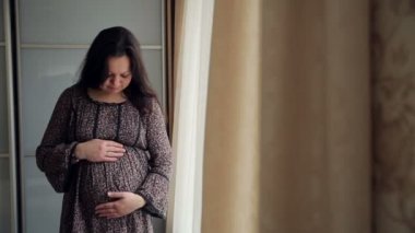 Hamile kadının karnı okşayarak