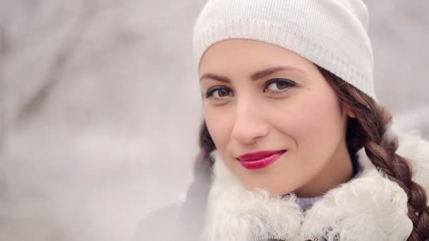 Портрет улыбающейся женщины зимой — стоковое видео