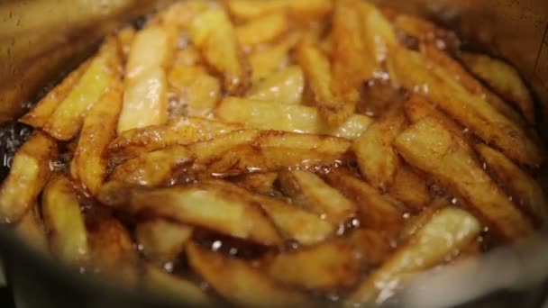 Cozinhar batatas fritas — Vídeo de Stock
