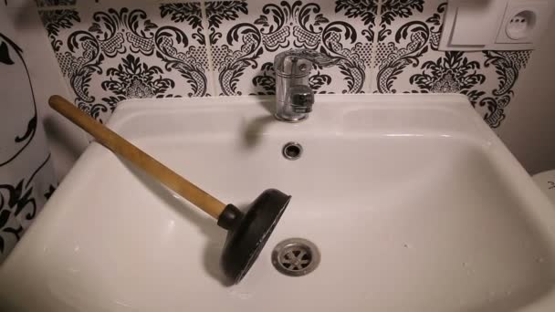 Lavabo ve lavabo pompası — Stok video