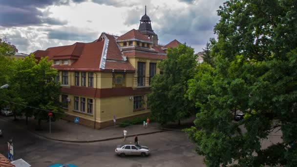 Vue panoramique de la vieille ville sous la pluie d'été — Video