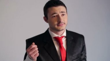 Gülümseyen bir duygusal adam portresi