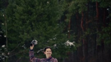 Mutlu bir adam onun şapka ve eldiven atar