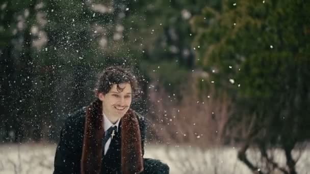 Счастливый стильный человек выбрасывает снег — стоковое видео