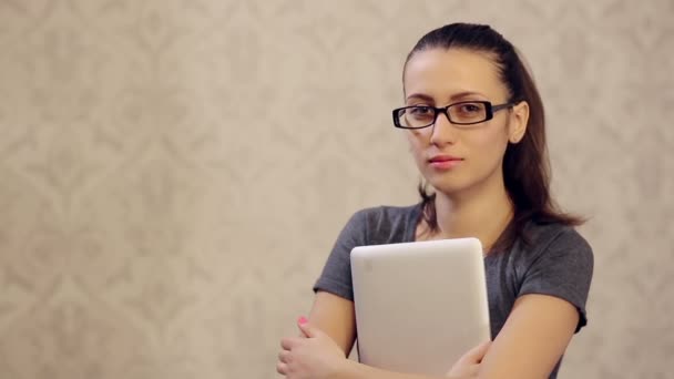 Mujer sonriente en gafas con Tablet PC — Vídeo de stock