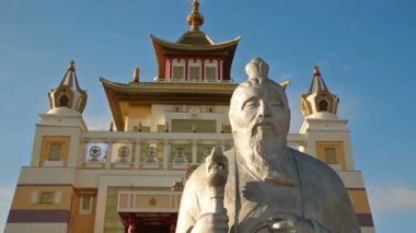 Budist tapınağı yakınındaki heykeli