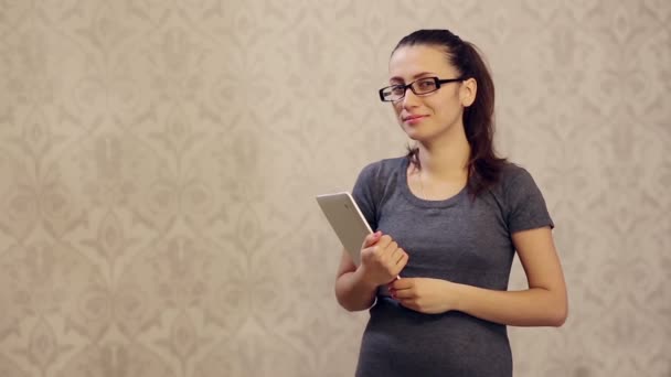 Mujer sonriente en gafas con Tablet PC — Vídeo de stock