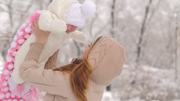 Madre feliz con el bebé en invierno — Vídeos de Stock