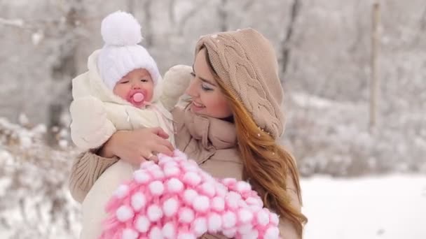 Sonriente joven madre con niño en invierno — Vídeo de stock