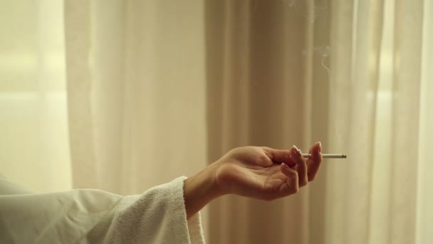 Bir kadının elinde Sigara — Stok video