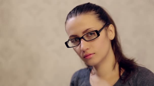 Woman in Glasses Posing for Camera — Stock Video