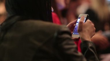 Kadın Smartphone sahiptir