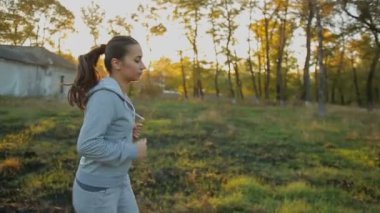 Parkta koşan kadın