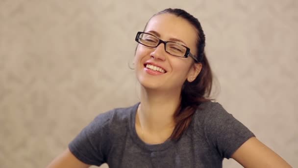 Жінка в окулярах сміється — стокове відео