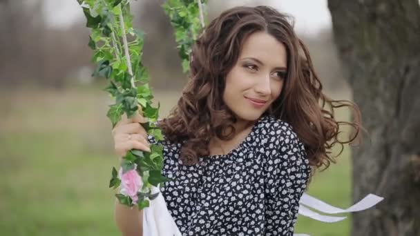 Усміхнена жінка на гойдалці — стокове відео