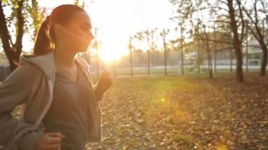 günbatımında çalışan kadın