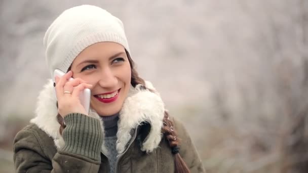 Mulher falando por telefone no inverno — Vídeo de Stock