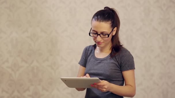 Frau mit Brille arbeitet am Tablet-PC — Stockvideo