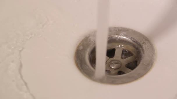 Clogged fregadero en un cuarto de baño — Vídeo de stock