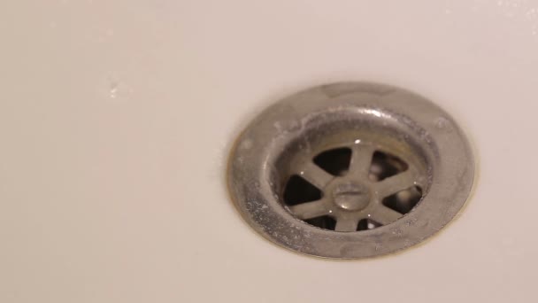 Igensatt diskbänk i ett badrum — Stockvideo