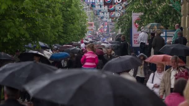 Les personnes avec parapluies marchent sous la pluie 4 — Video