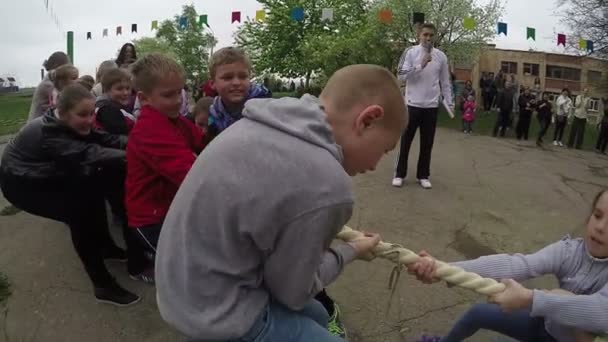 Niños felices tiran de la cuerda 2 — Vídeo de stock