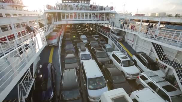 Turismos en el ferry — Vídeo de stock