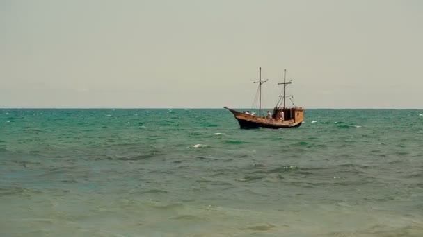 Vieux navire dans la mer — Video