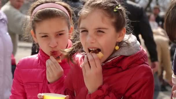 Barn äter kakor — Stockvideo