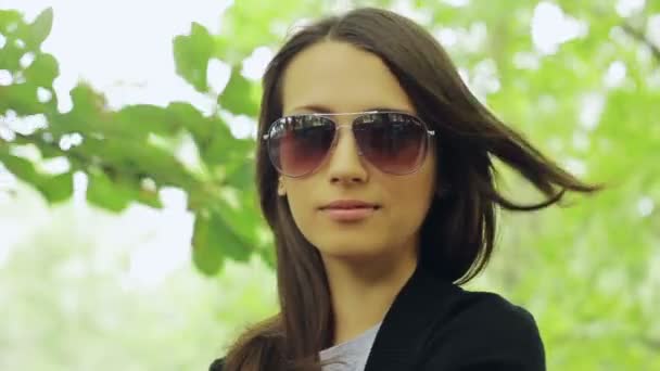 Mooie vrouw in zonnebril — Stockvideo