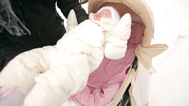 De Baby in de kinderwagen geplaatst — Stockvideo