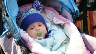 Bebek emziği taşıma ile