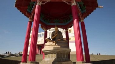 Budist tapınağı yakınındaki heykeli