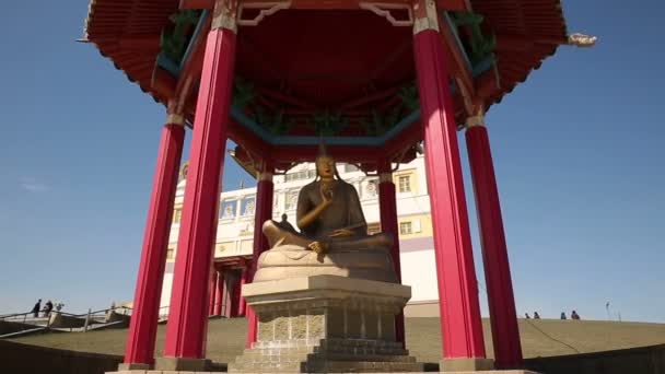 Statyn nära buddhistiska tempel — Stockvideo