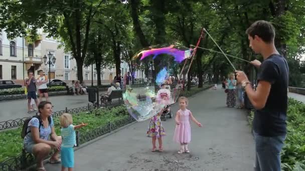 Вулиця Виконавець дме бульбашки — стокове відео