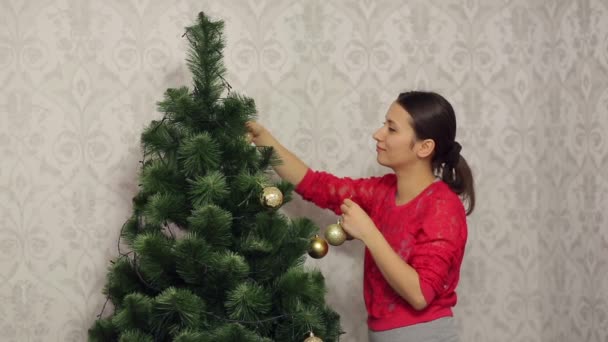 Woman decorates christmass tree — Stock Video