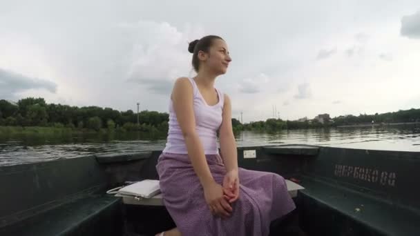 Frau mit Mann im Boot — Stockvideo