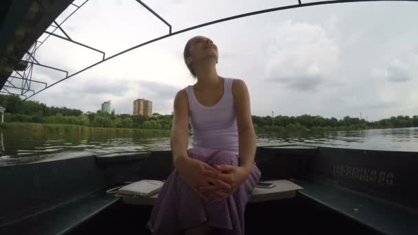 Γυναίκα πανιά σε μια βάρκα κάτω από την γέφυρα — Αρχείο Βίντεο