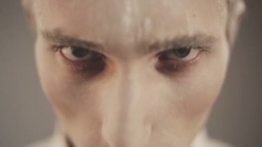 Adam moda dergisi için poz veriyor.