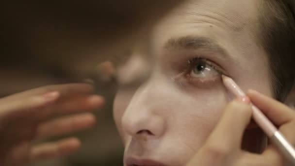 Make-up van een man-model — Stockvideo