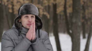 Adam ellerini kışın sıcak.