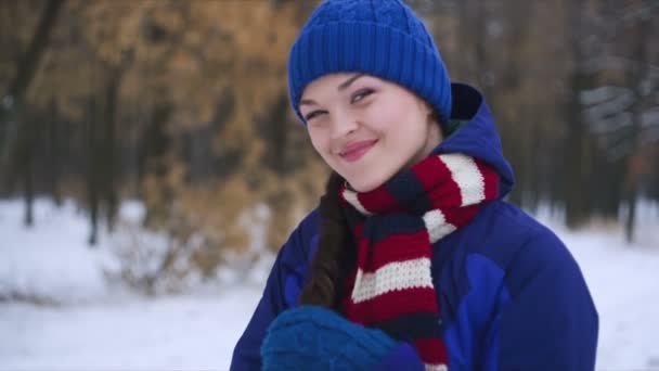 Портрет женщины зимой — стоковое видео