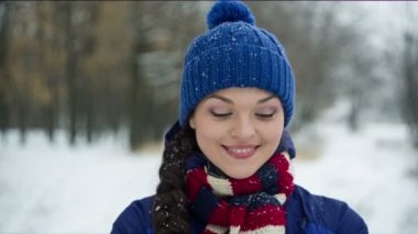 Neşeli kadın kar fırlatma