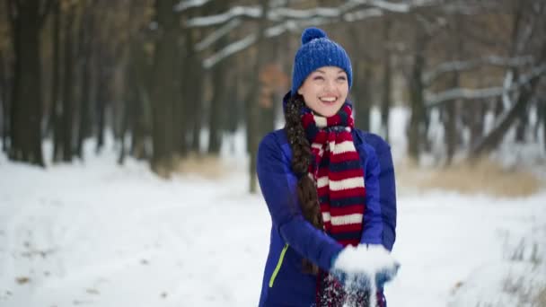 Glad ung kastar upp snön — Stockvideo