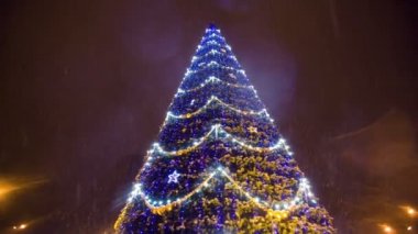 Garland City ile parlak Sunni Noel ağacı