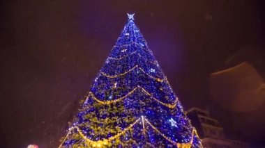 Garland akşam City ile Sunni Noel ağacı